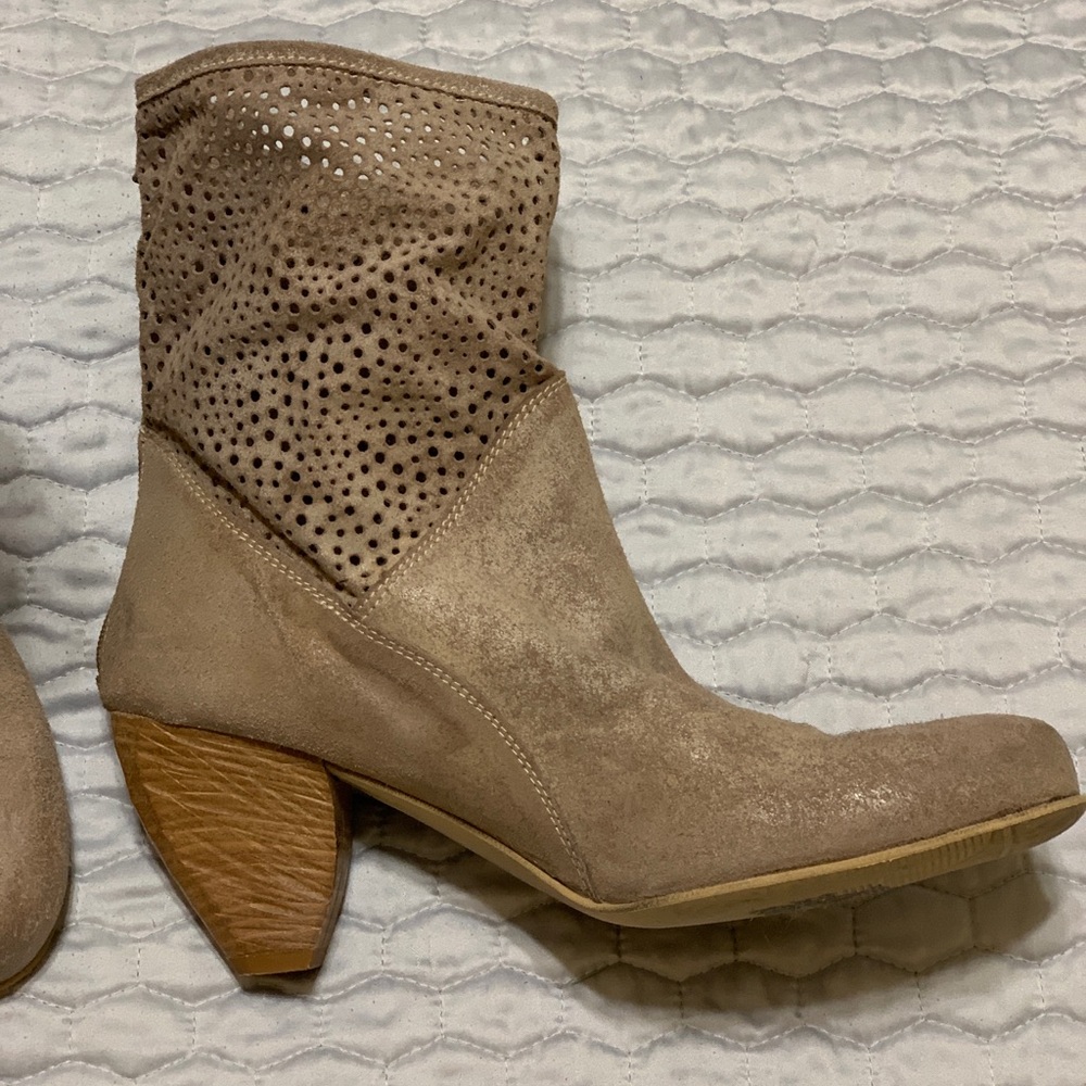 Lavorazione artigiana womens suade boots.  Italian made.  Size 40 (9 1/2).